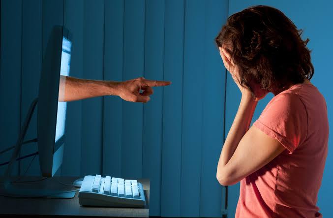 مفاجأة في المحكمة تبرئ شاب من تهمة بإبتزاز فتاة ونشر صورها إلكترونيًا